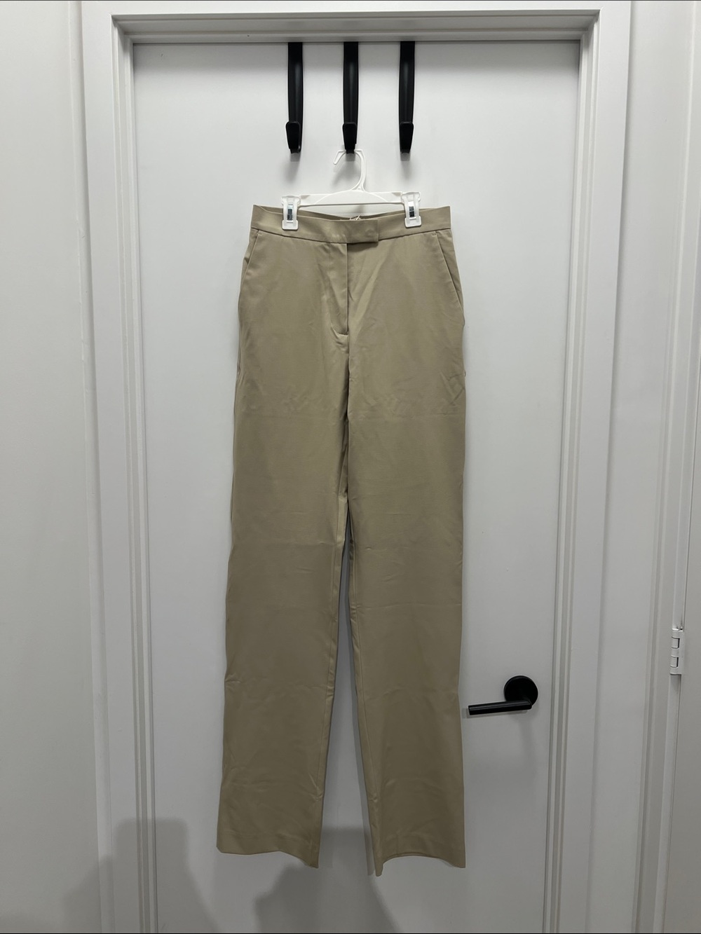 Djerf Avenue Straight-Leg Trousers in Griege